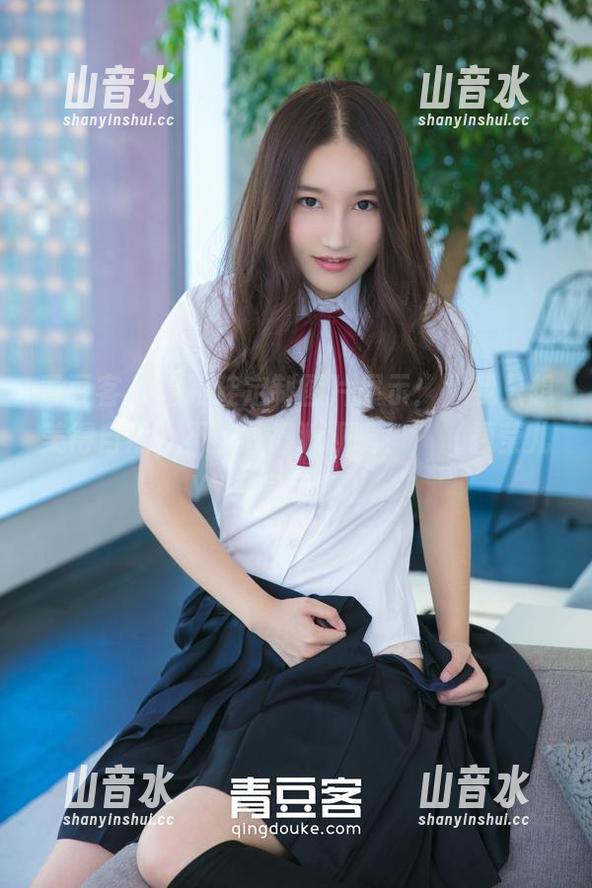 青豆客 - 高跟鞋定制图片展示：“我只想美得自然，不想跌得狼狈啊！”（颖莹儿YY亲身示范）。