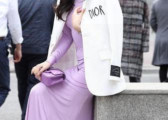 魔镜街拍 – 原图私人定制,婷婷穿着那条白色吊带连衣裙,黑丝美腿完全把我养眼到窒息。