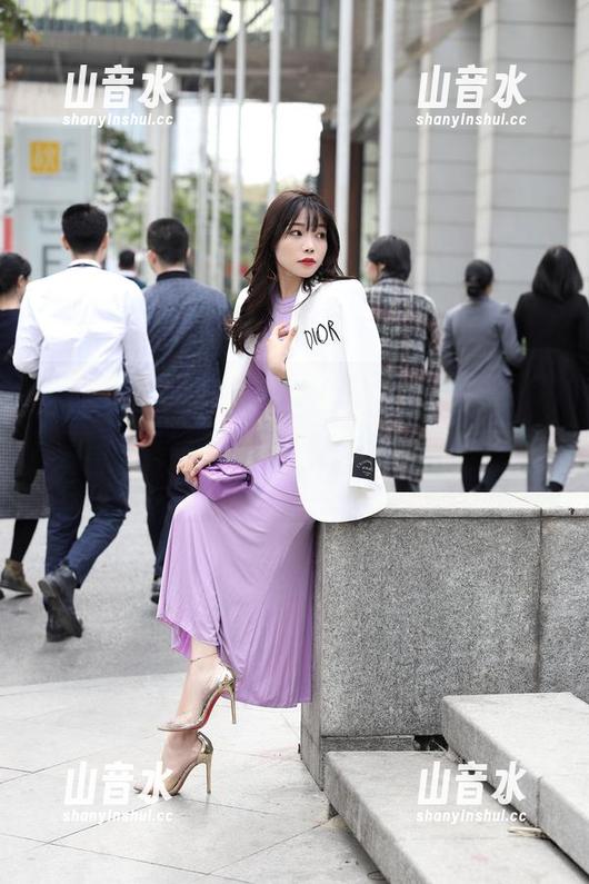 魔镜街拍 - 原图私人定制，婷婷穿着那条白色吊带连衣裙，黑丝美腿完全把我养眼到窒息。