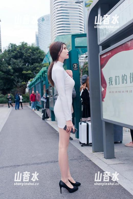 魔镜街拍-楼楼 魔镜街拍 - 套图:楼楼在白色连衣裙里,与夏日的微风小寂寞