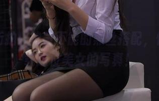 魔镜街拍：欲罢不能的黑丝搭配，快来下载这位美女的写真！